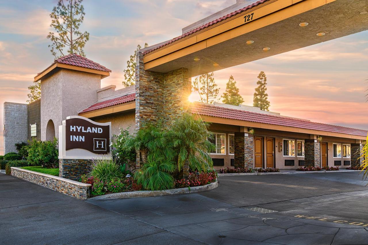 Hyland Inn Бриа Екстериор снимка