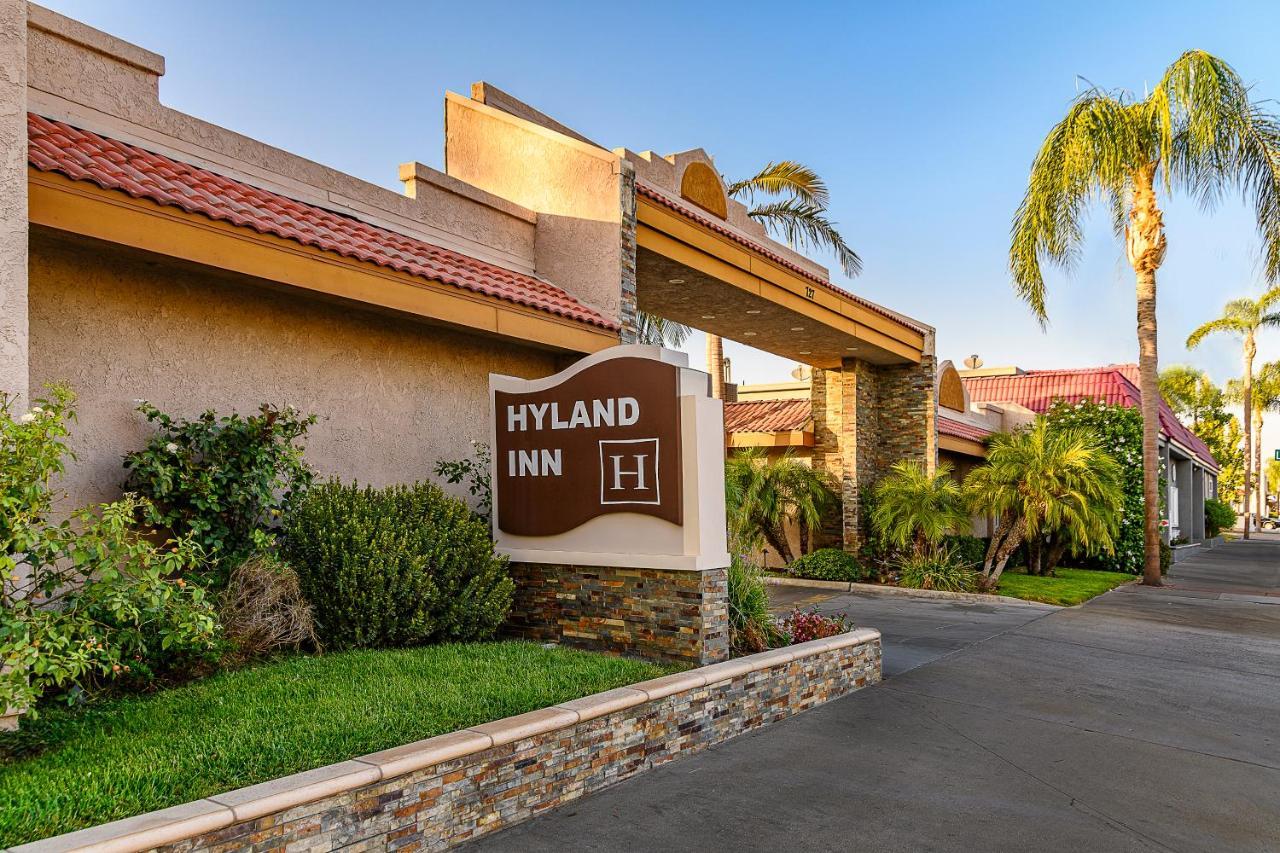 Hyland Inn Бриа Екстериор снимка