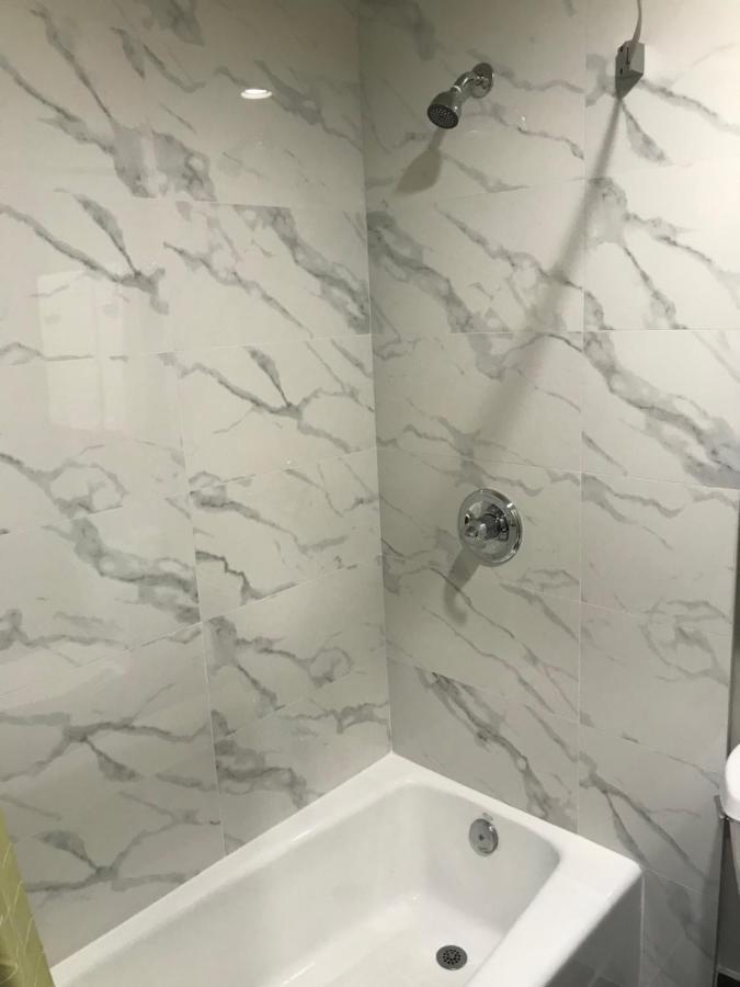 Hyland Inn Бриа Екстериор снимка