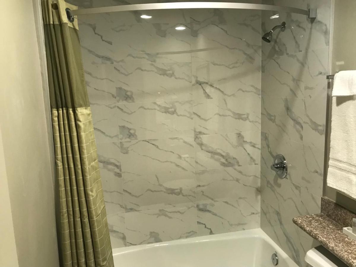 Hyland Inn Бриа Екстериор снимка