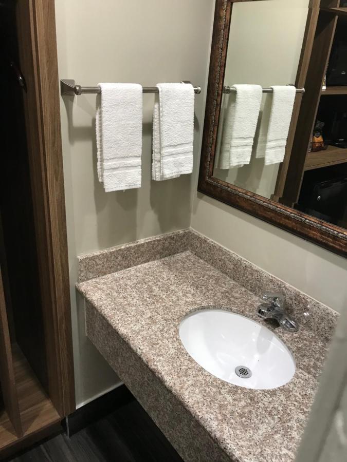Hyland Inn Бриа Екстериор снимка