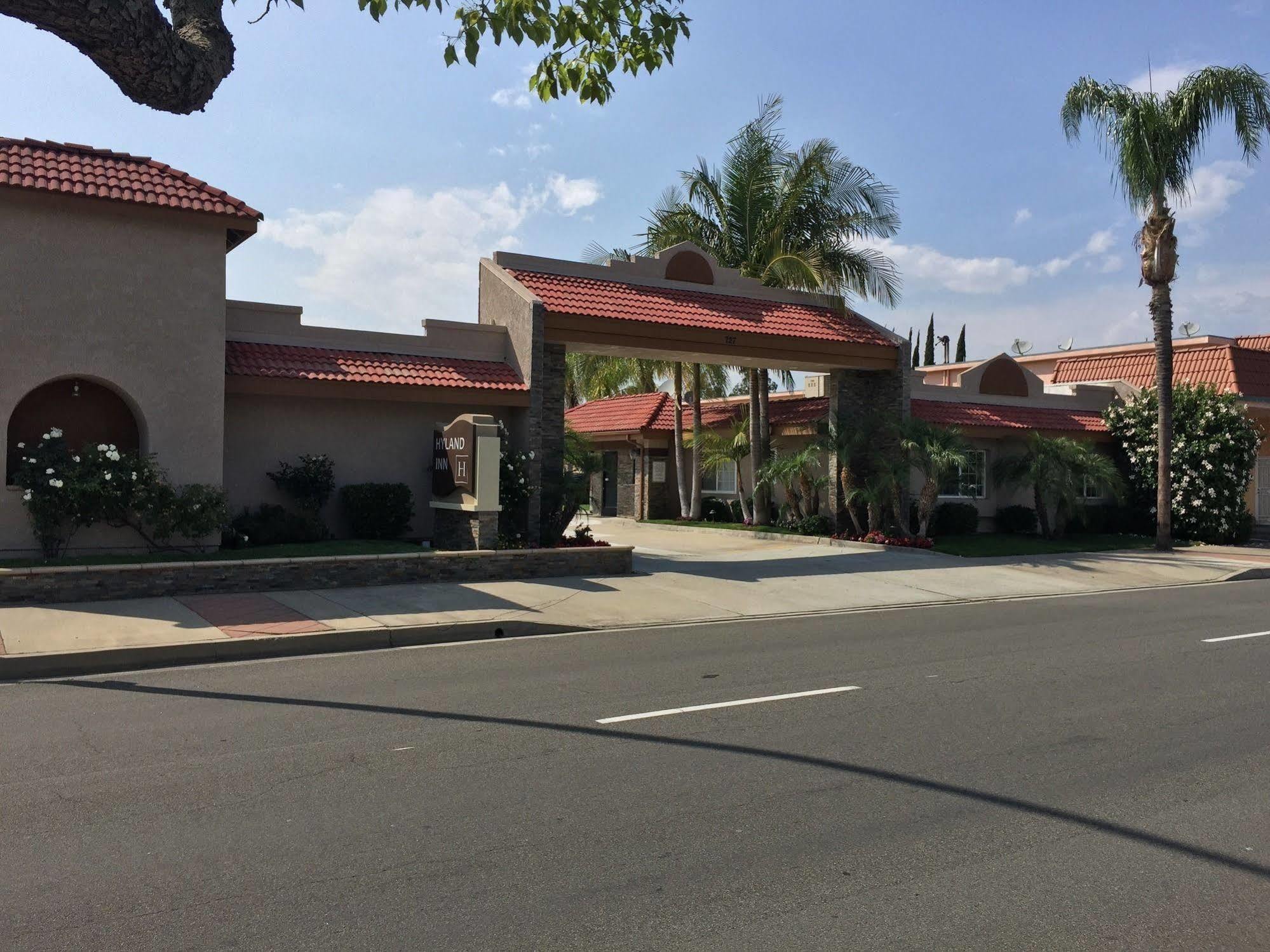 Hyland Inn Бриа Екстериор снимка