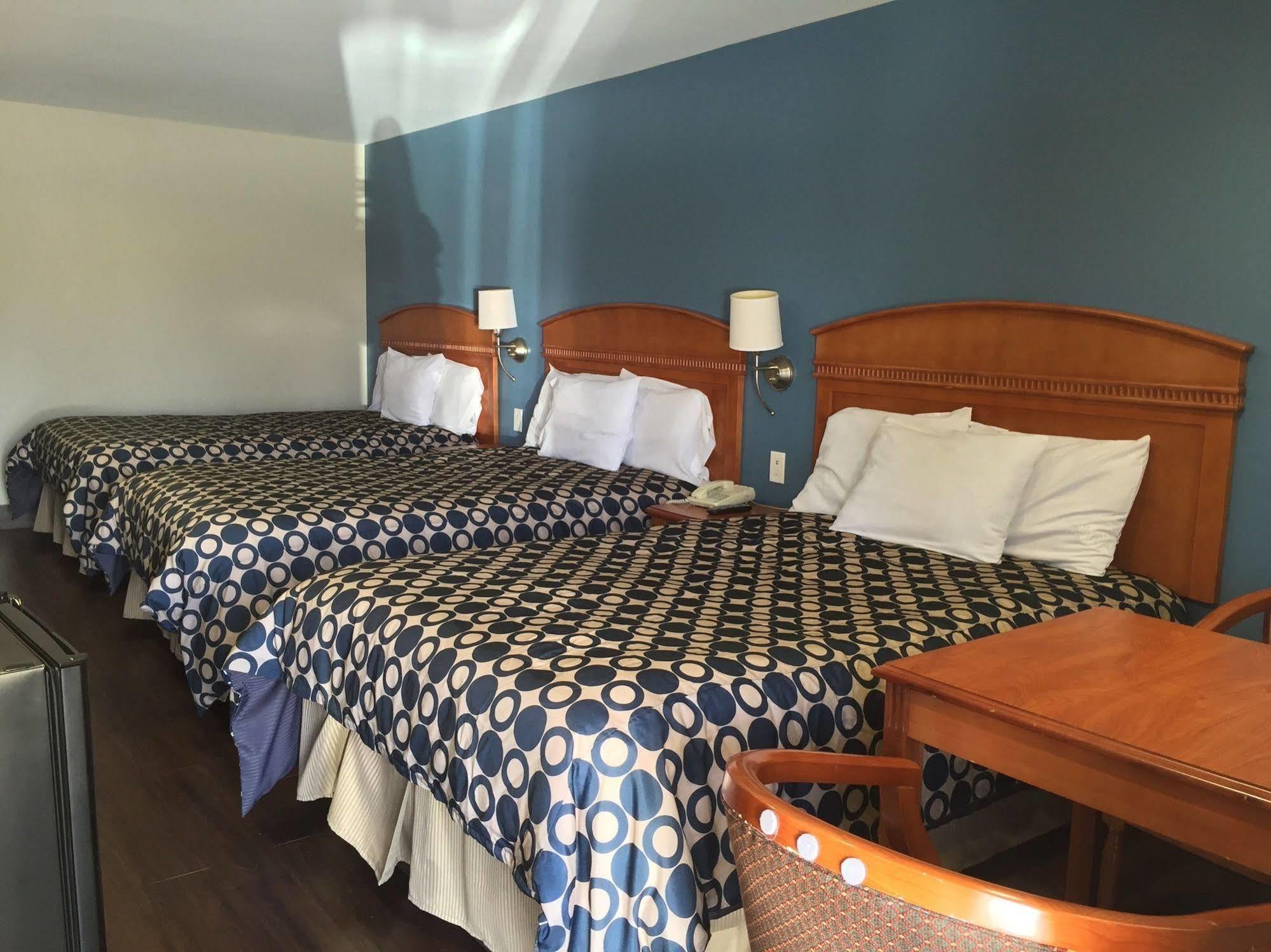 Hyland Inn Бриа Екстериор снимка