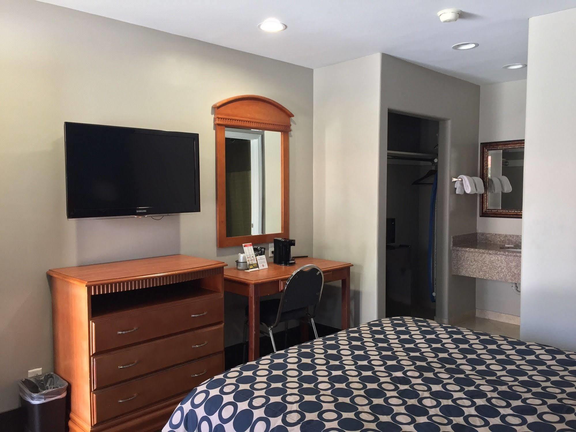Hyland Inn Бриа Екстериор снимка