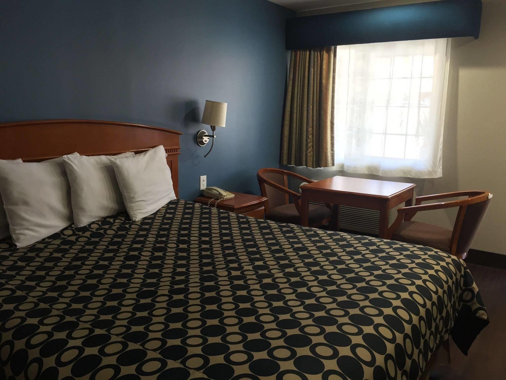 Hyland Inn Бриа Екстериор снимка
